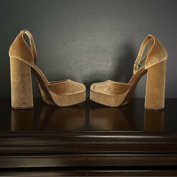 Gianni Bini velvet platform, ankle strap heels - Picture 1 of 4